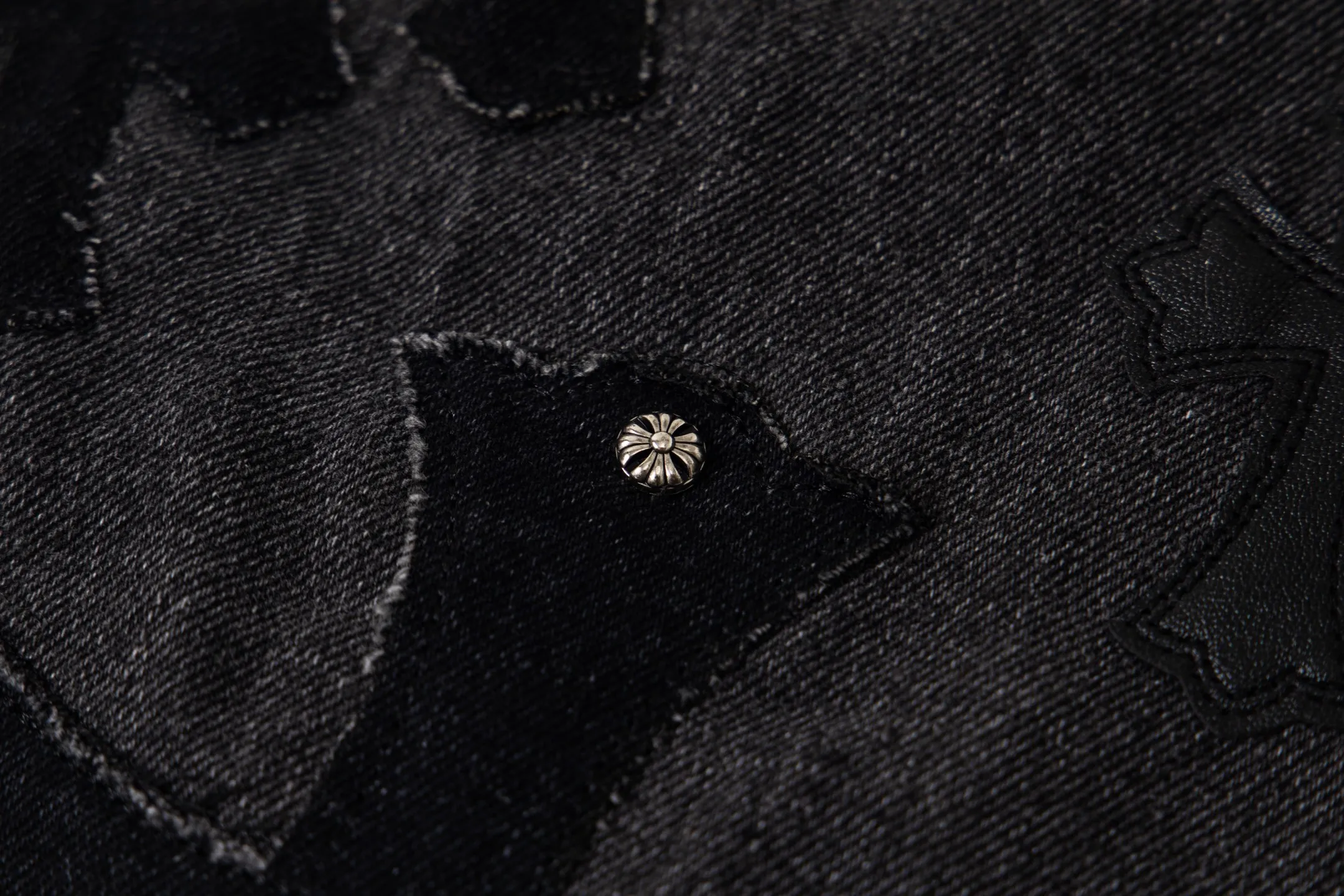 P290 Chrome Hearts Chrome Hearts Black Pinduo Black Leather Big Devil Cow King Jeans CH jeans need to be washed before being dismantled and hand-stitched with sheepskin cross leather and then spliced to complete. The whole piece has too much craftsmanship to describe. About Chrome Hearts This is an extremely luxurious fashion brand that can also be called the nobility of the high street. It has always been an exclusive brand for some hipsters or the second generation of rich people. Compared with ordinary high streets, it is more luxurious and noble. Compared with luxury brands, it has a more fashionable personality. It has always been a brand that I have a special liking for. Style number: 1769# Color: black Size: 28 30 32 34 36